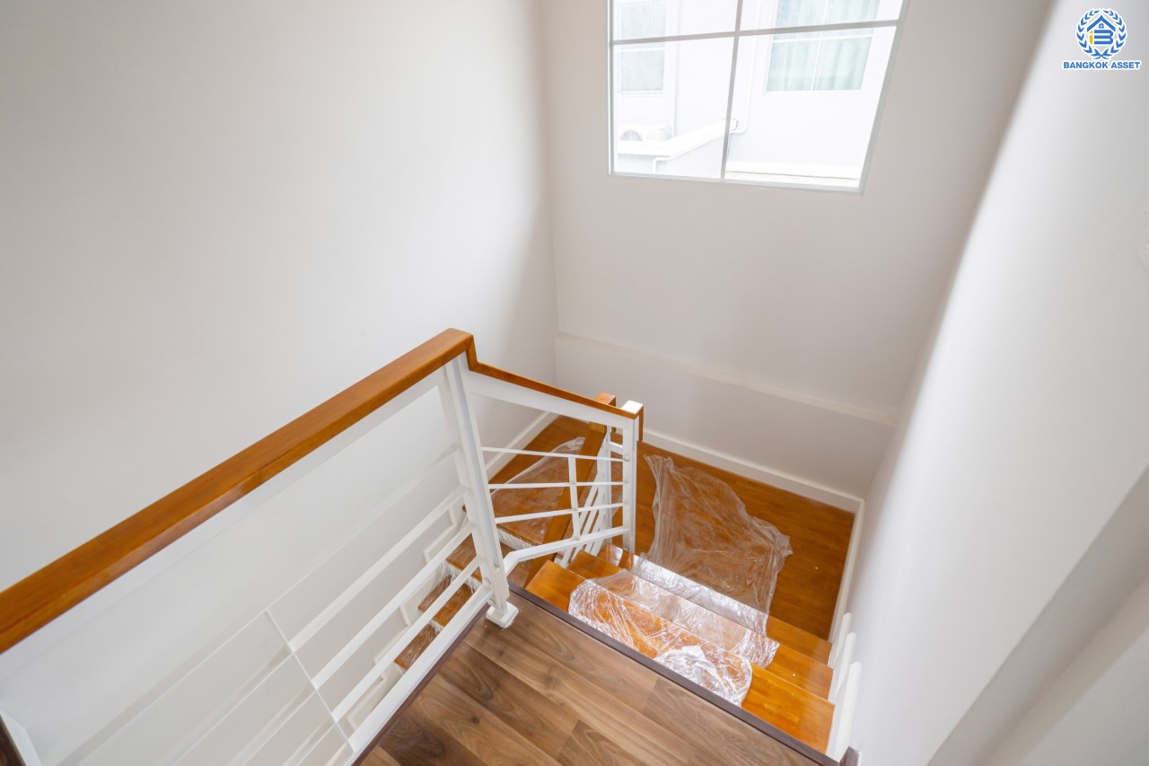 บ้านมือสองตกแต่งใหม่ คุณภาพแบรนด์ LH ม.ชัยพฤกษ์ ราชพฤกษ์-แจ้งวัฒนะ หลังมุม เนื้อที่ 58.8 ตร.ว. ฟังก์ชัน 3 ห้องนอน 3 ห้องน้ำ 2 ที่จอดรถ ภายในตกแต่งหรูหรา บนทำเลศักยภาพติดถนนราชพฤกษ์ เชื่อมสู่แจ้งวัฒนะได้อย่างรวดเร็ว และเพียง 10 นาทีถึงรถไฟฟ้า "สถานีบางรักใหญ่"...